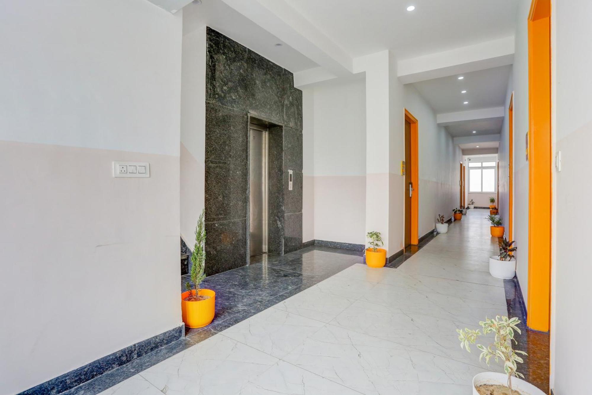 Hotel Super Townhouse Sector 69 Gurgaon Exterior foto