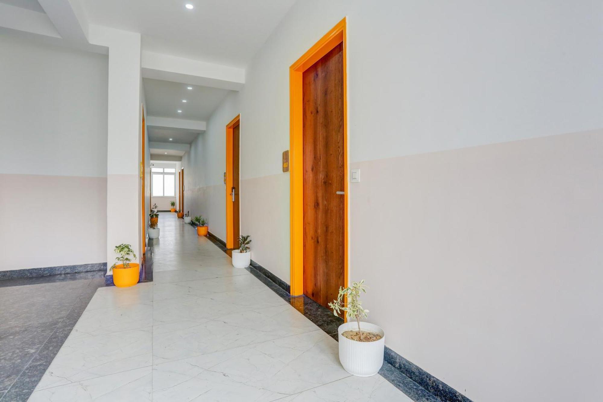 Hotel Super Townhouse Sector 69 Gurgaon Exterior foto